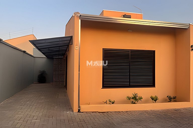 Casa 4D (garagem, próx. Uniaraxá, fácil acesso)